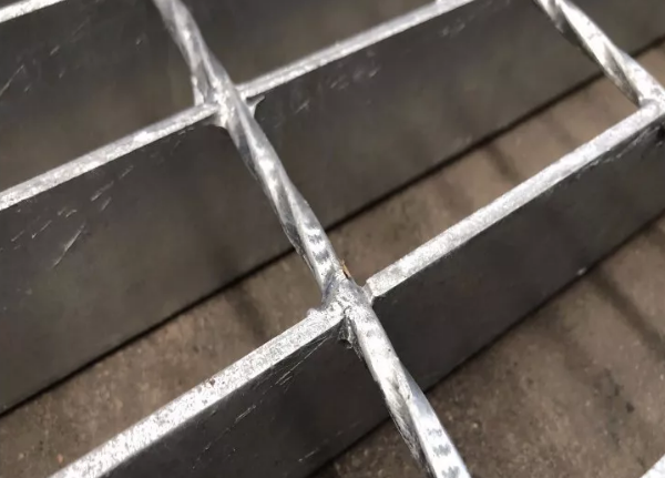 钢格板使用的扭绞方钢是几毫米的？